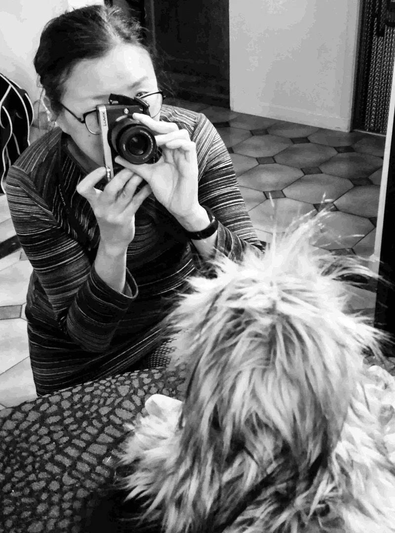 Autoportrait de Calamithi dans un miroir, appareil photo à l'œil