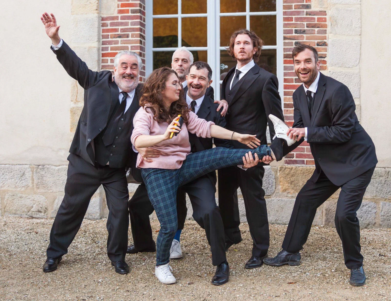Laurent Kiefer, Manuel Husson, Stéphane Hausauer, Robin Miscoria Roland et Sylvain Pierre chahutent Marie Escriva